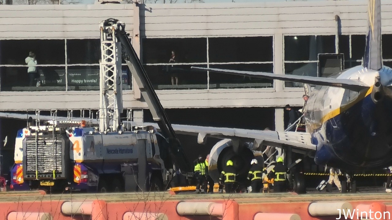 BRAKE Failure EMERGENCY Response Ryanair 737-800 EI-ENK at Newcastle Airport
