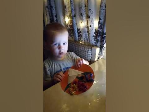 Максим сделал маме поделку в саду. - YouTube