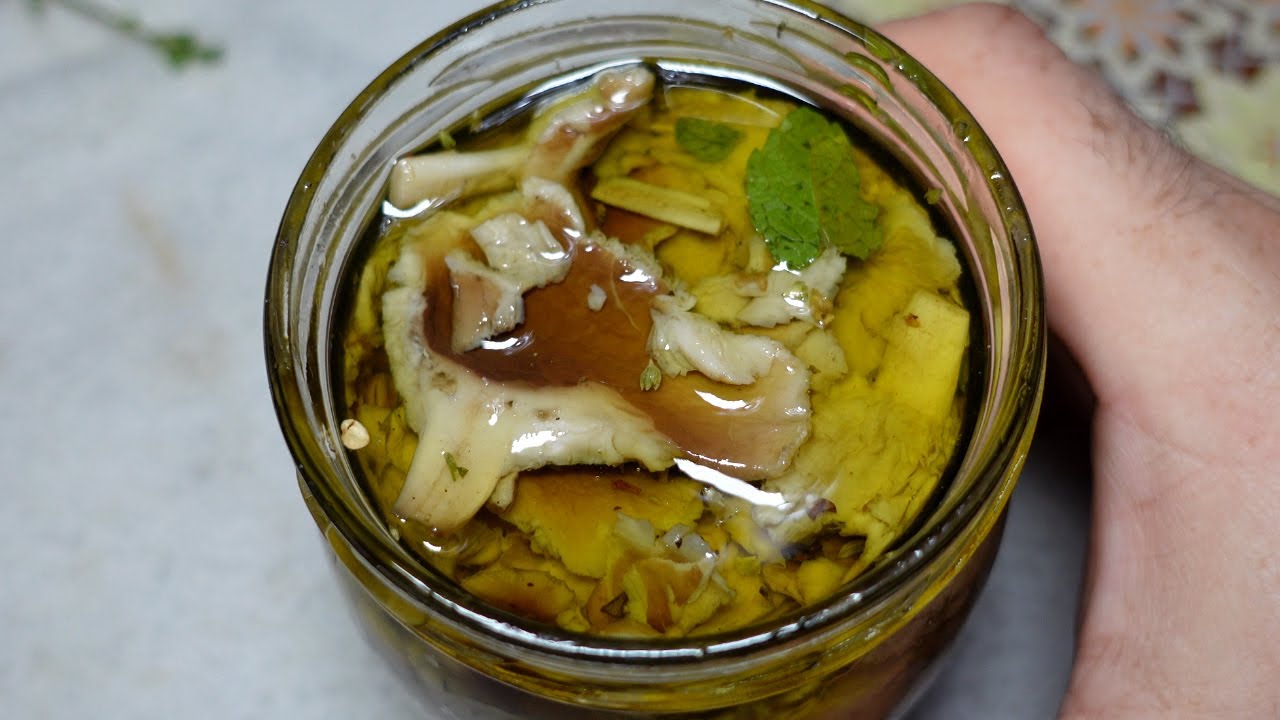 Come conservare i funghi sott'olio e in congelatore pronti per la pizza e pasta