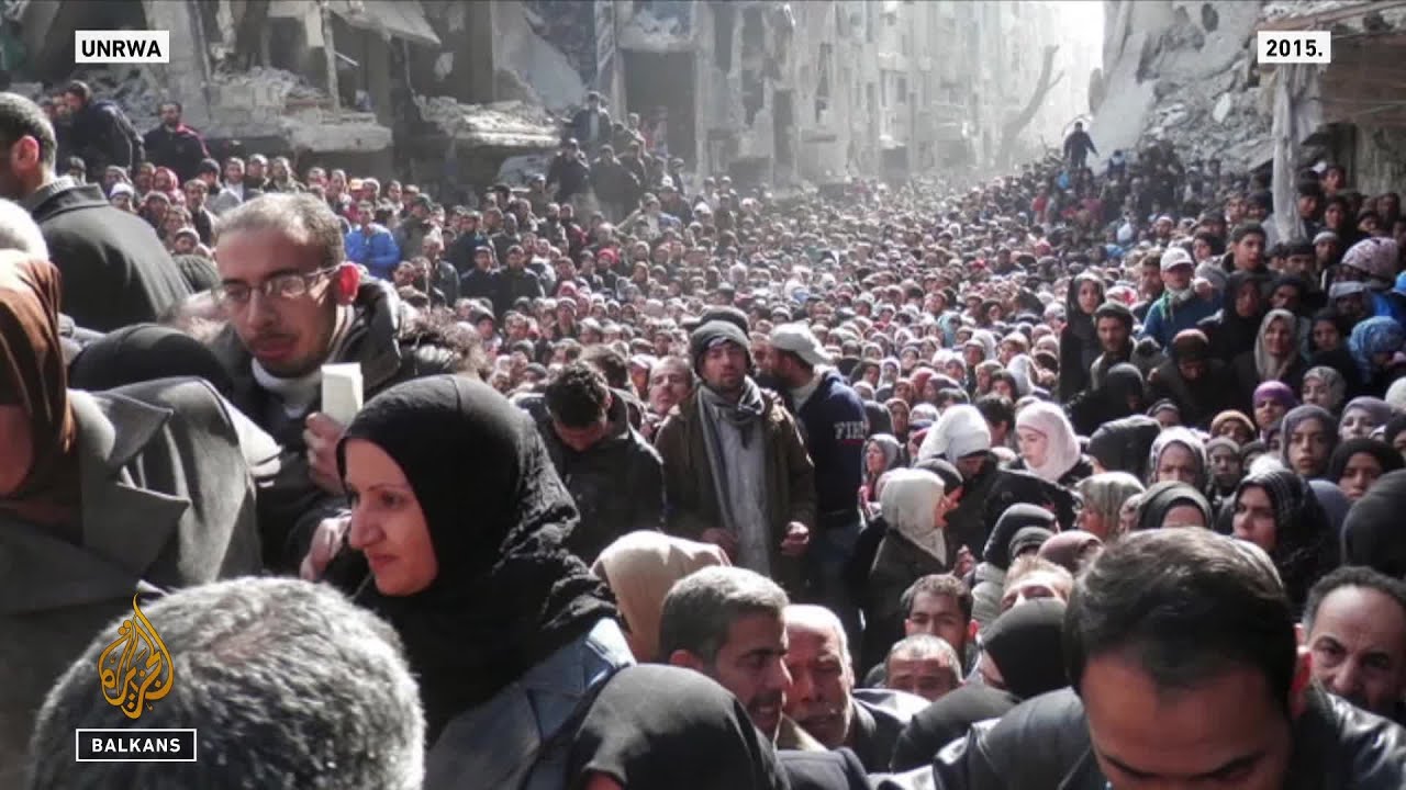 الفلسطينيون يعودون إلى منازلهم المدمرة في مخيم اليرموك
