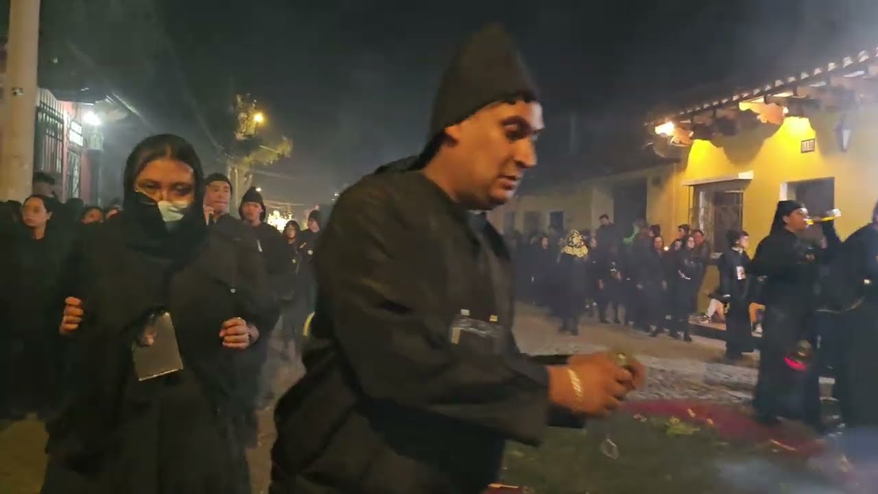 Recorriendo el cortejo completo del señor sepultado de la Escuela de Cristo 2025