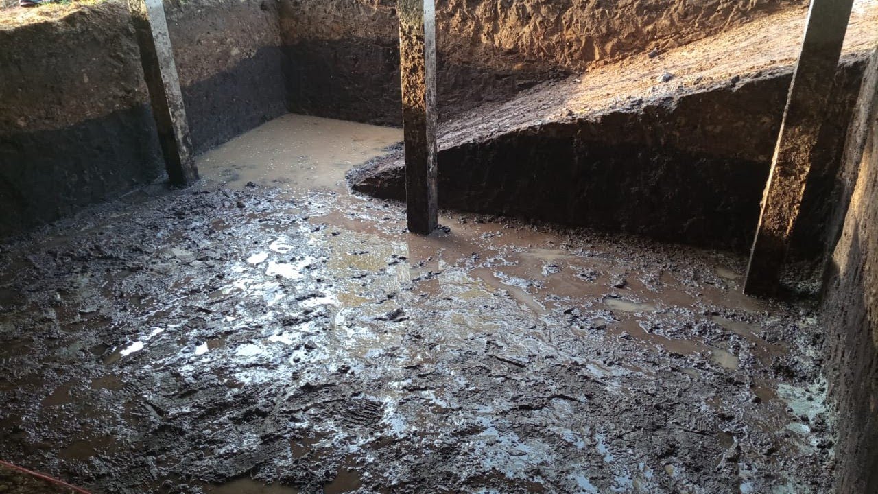 подвал под домом, дом на бетонные сваи. и дренаж подвала слив в канаву ...