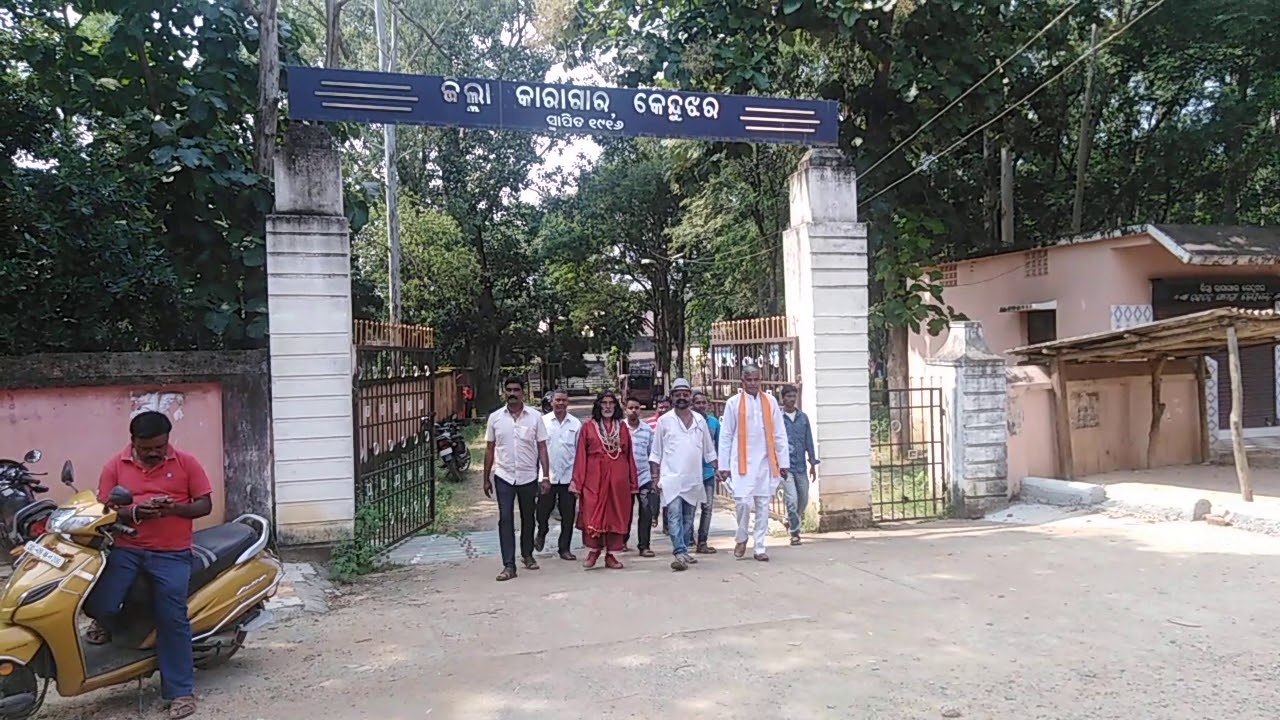 Swami Omji at Odisha's jail's Gate after meeting his disciple Dara Singh for release