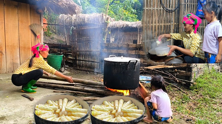 Mother and daughter cooked delicious bamboo shoot soup after picking a lot of bamboo shoots.