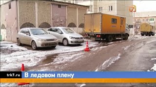 В Красноярске из-за коммунальной аварии несколько машин вмерзли в лед