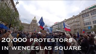 I stumbled right into a huge Czech protest in Wenceslas Square, Prague! 🇨🇿