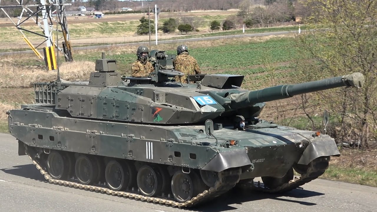 公道を走る戦車 10式戦車と90式戦車などが走行 第71戦車連隊