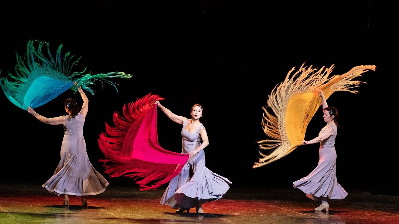 Flamenco dance with mantones