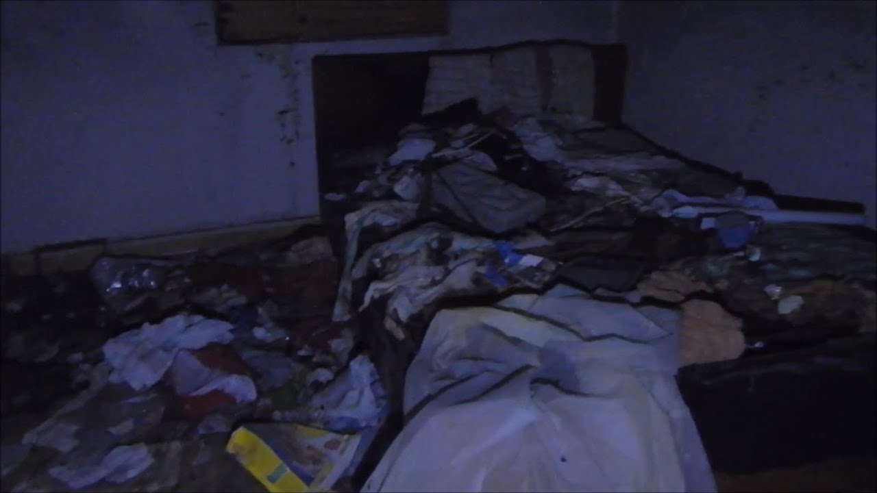 Creepy Abandoned Crack House AT NIGHT Urban Exploration URBEX
