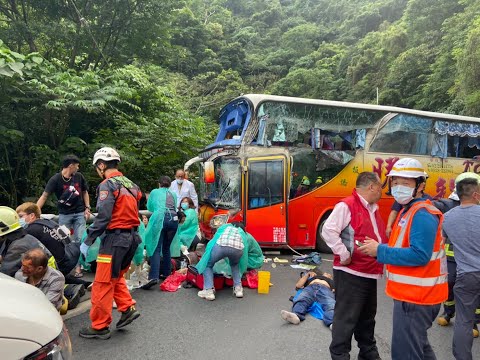 蘇花東澳段  遊覽車撞山壁  5人無生命跡象