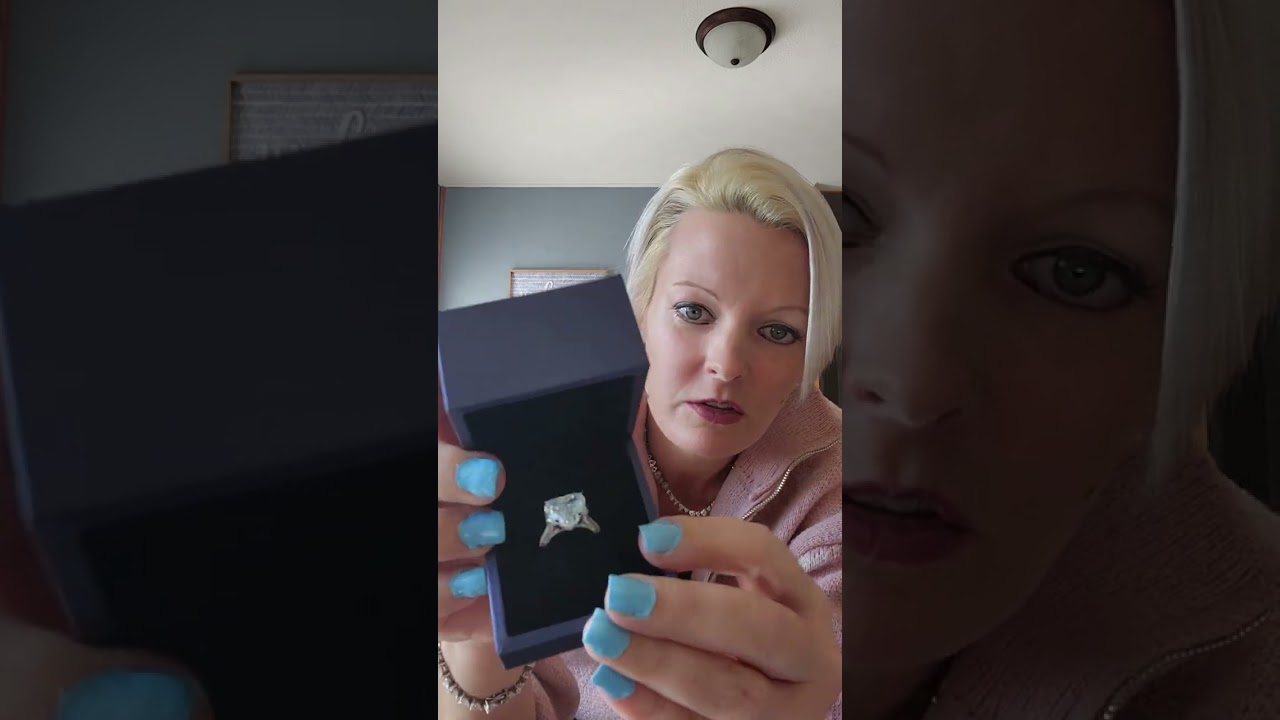 Видео распаковки кольца с бриллиантом IGI огранки «сердце» насыщенного синего цвета весом 9 карат...