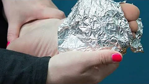 Оберните НОГИ  ФОЛЬГОЙ!  Через  1  ЧАС  удивится  даже  ВАШ  ВРАЧ !