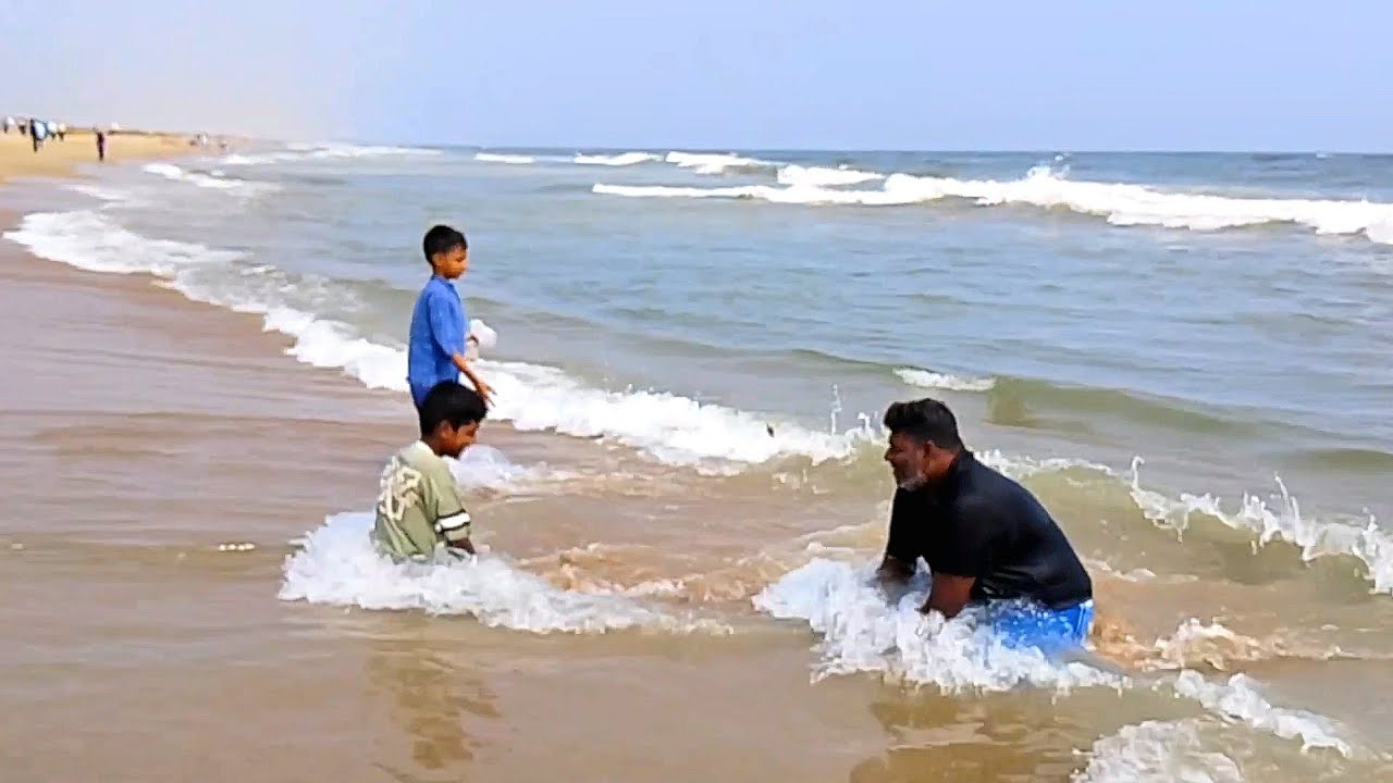 🎣 না ছিপ, না জাল—সাগরের ঢেউয়ে খালি হাতে শিকার!