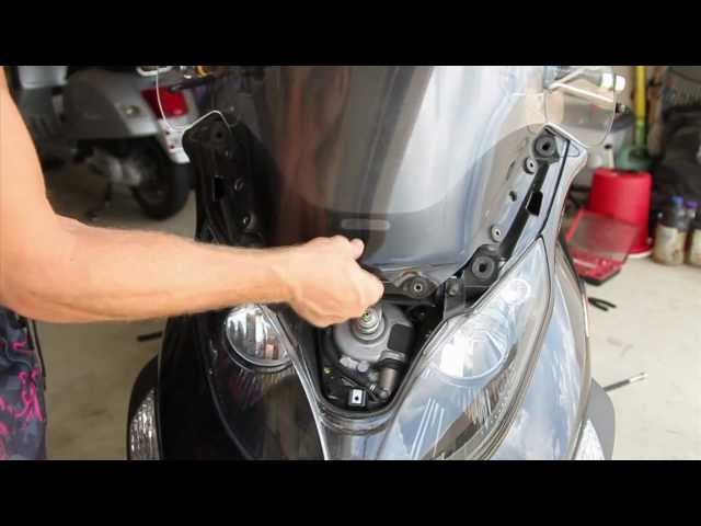 Piaggio MP3 - Windshield Removal | MicBergsma class=