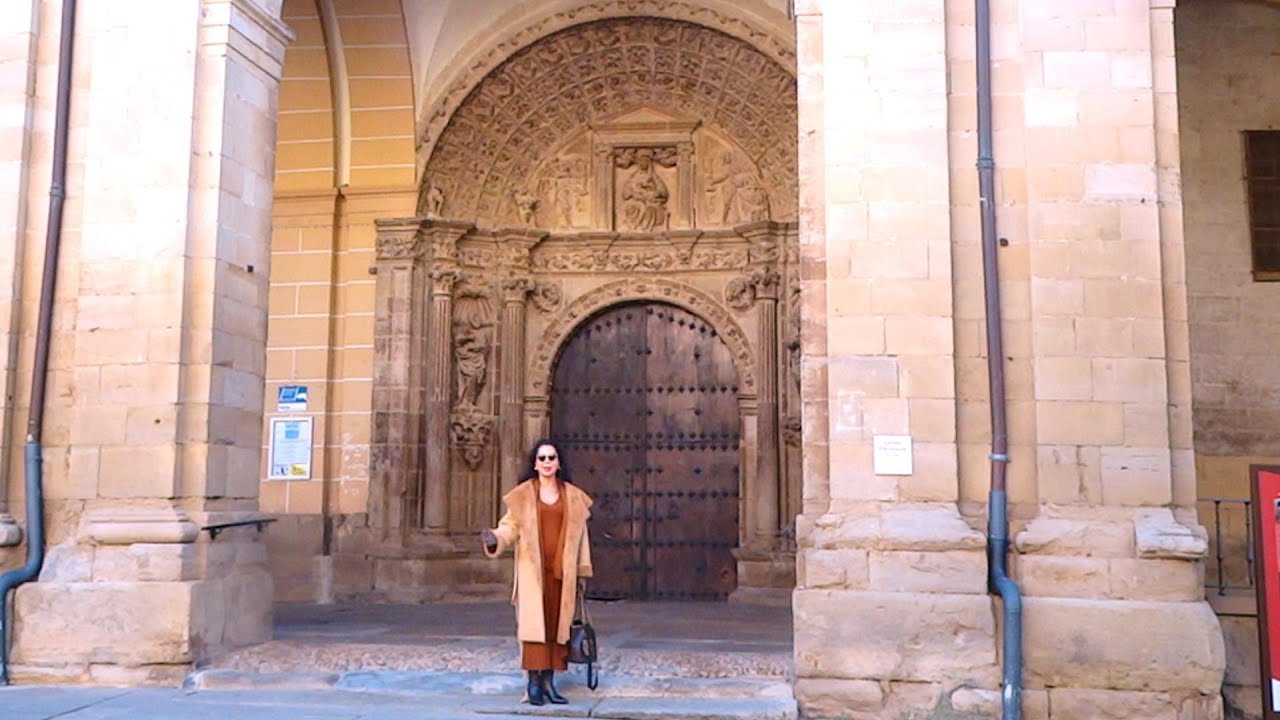 DÍA DE SAN VICENTE EN LA LOCALIDAD DE LOS ARCOS (NAVARRA), REPARTO DE VINO Y PAN POR EL AYUNTAMIENTO
