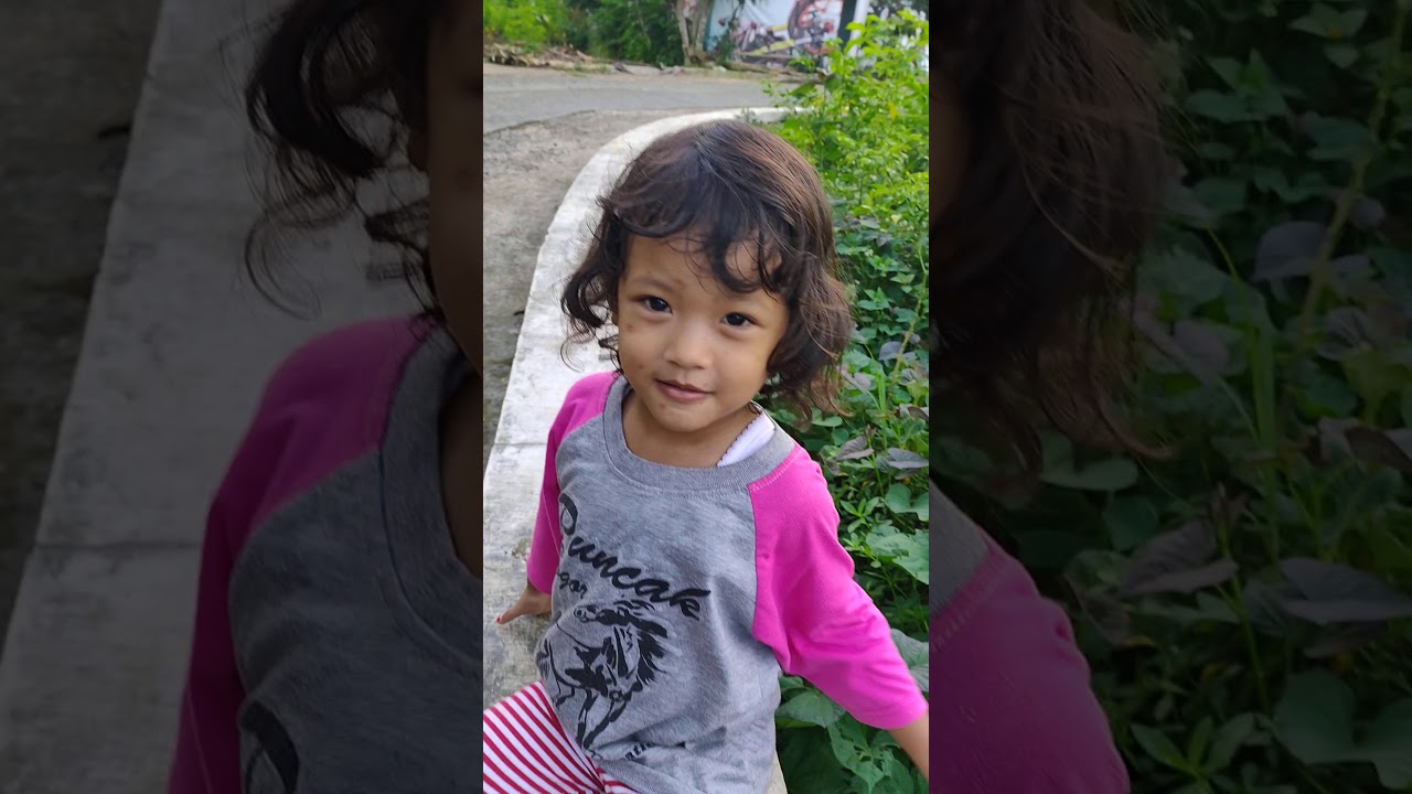 Bermain di pinggir kebun, melihat pemandangan kebun, anak kecil main di
