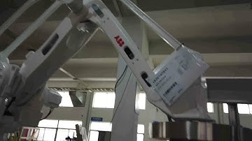robot hand operation of filling capping labeling machine