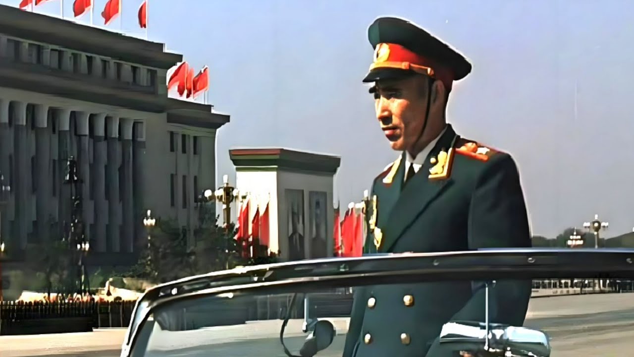 1959年天安门国庆大阅兵高清完整版！林彪首次以国防部长身份检阅方阵。毛泽东、刘少奇、周恩来、宋庆龄与各国领导人出现在天安门城楼上。赫鲁晓夫、胡志明、金日成罕见共同出席！