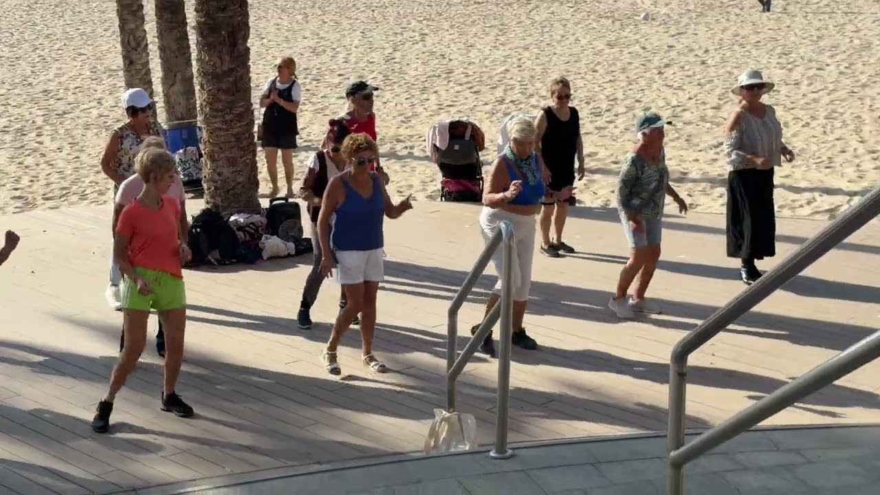 Dansuri la bătrâni in plajă poniente Benidorm Spania.  Ceva normal la ei
