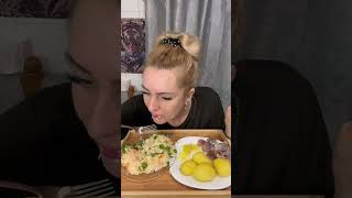 картинка: Мукбанг картошечка с селедкой и квашеная капуста 🤤