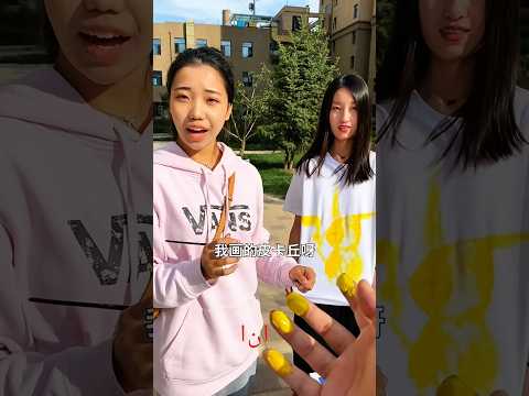 الأخ يرسم على قميص أخته لوحة جعلت الجميع في صدمة