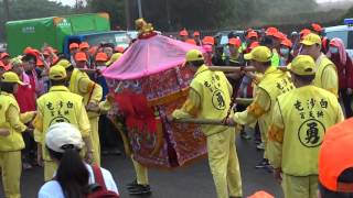 20160319上午約6點50分在大城三岔路口走轎折路、轉圈圈再停轎於奉獻志工團熱情設案迎駕