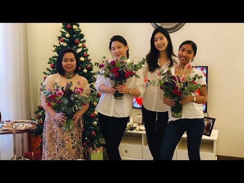 Video: Flowers For Christmas Tree: The Floral Decoration Invades The Festive Tree