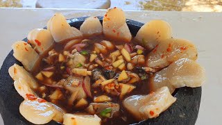 Molcajete de ostion con rodajas de callo de hacha