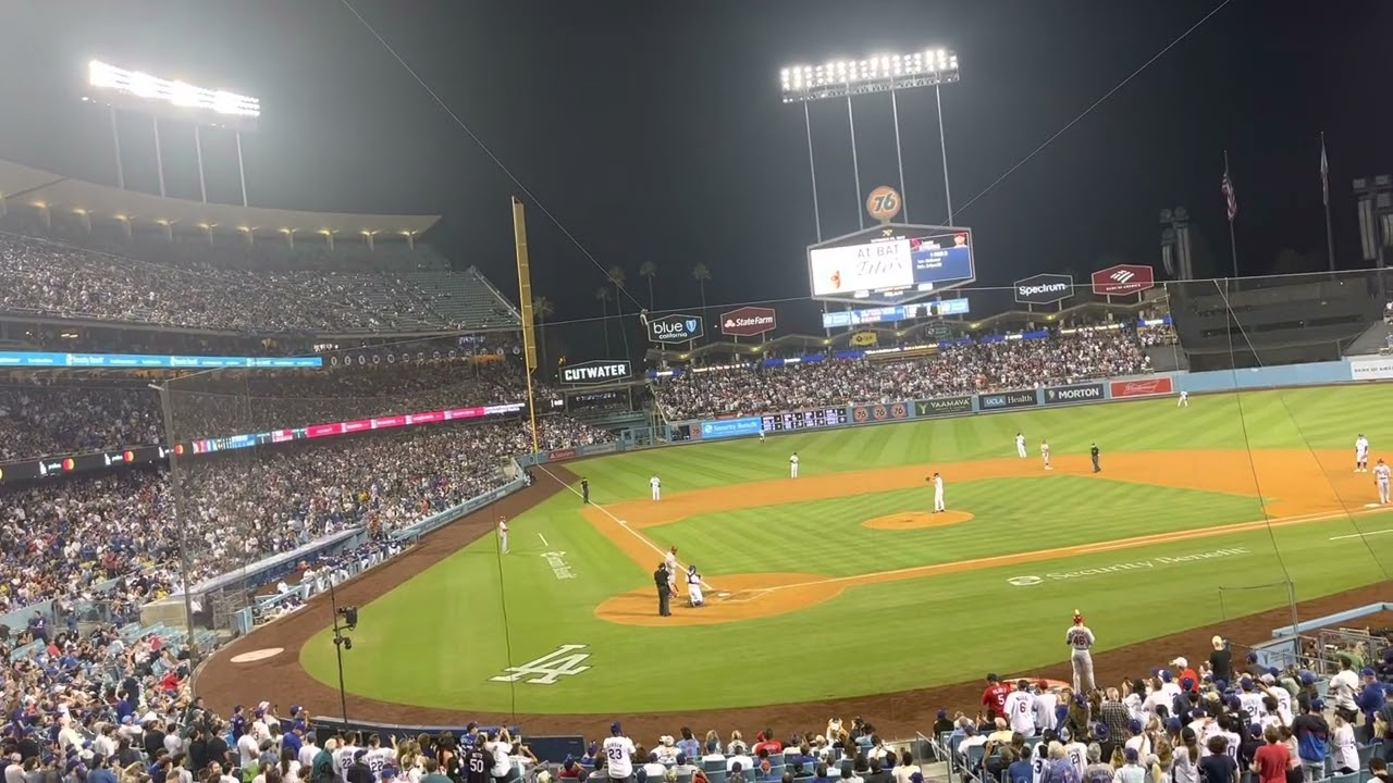 Albert Pujols 700 career home run! Live dodgers stadium crowd reaction! Dodgers vs Cardinals