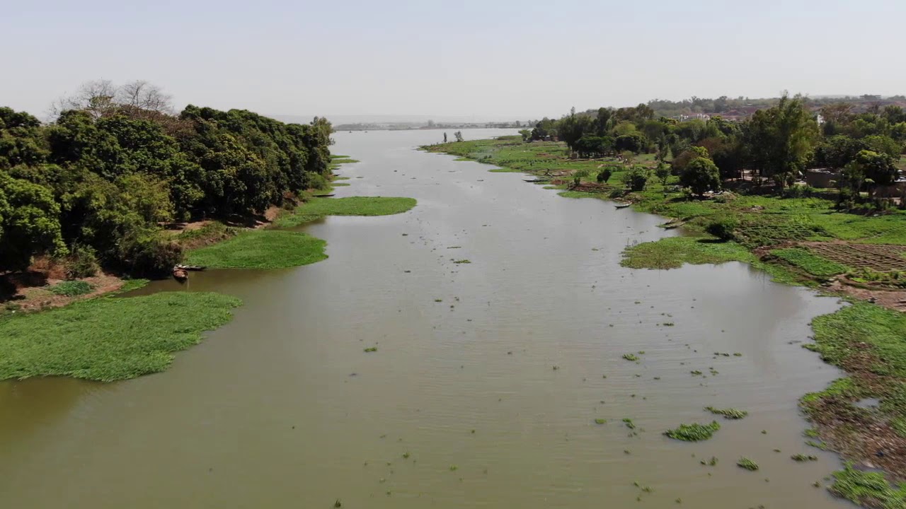 Реки и озера нигерии. Реки Нигерии. Излучина реки нигер. Река Бенуэ Камерун. Дельта реки нигер.