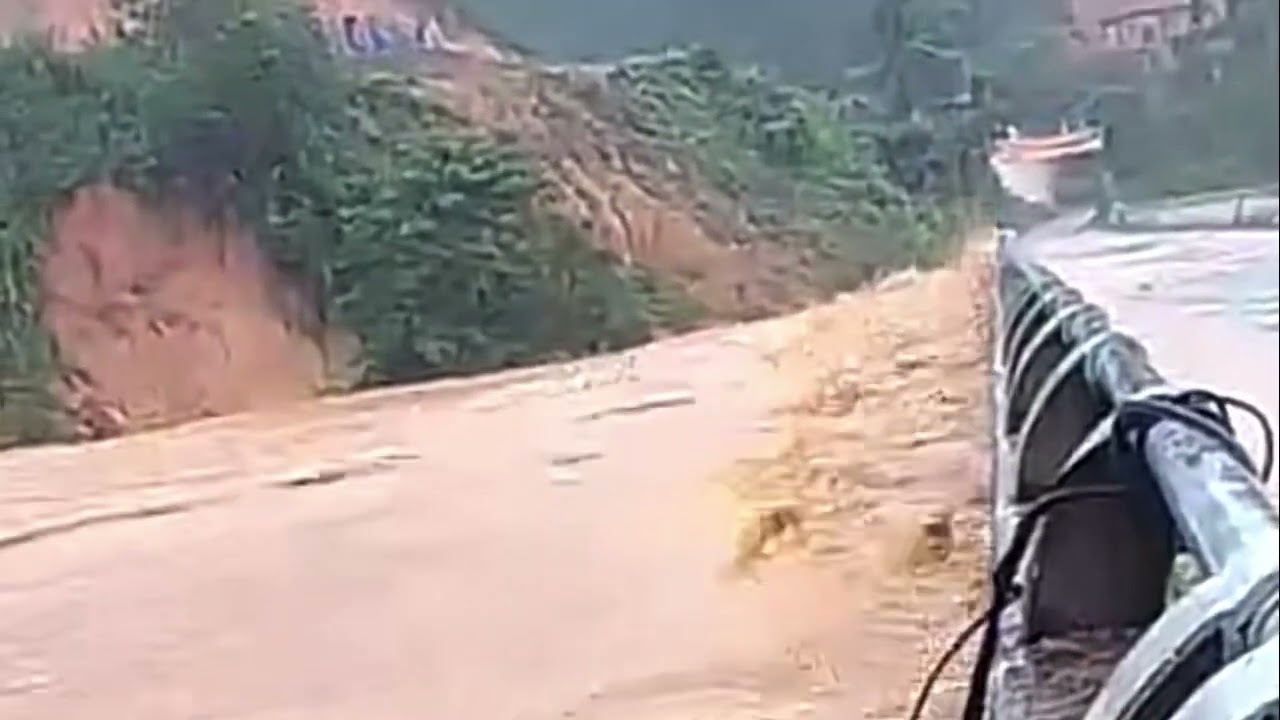 Cầu xã Đông Giang đà nẵng bị lũ cuốn