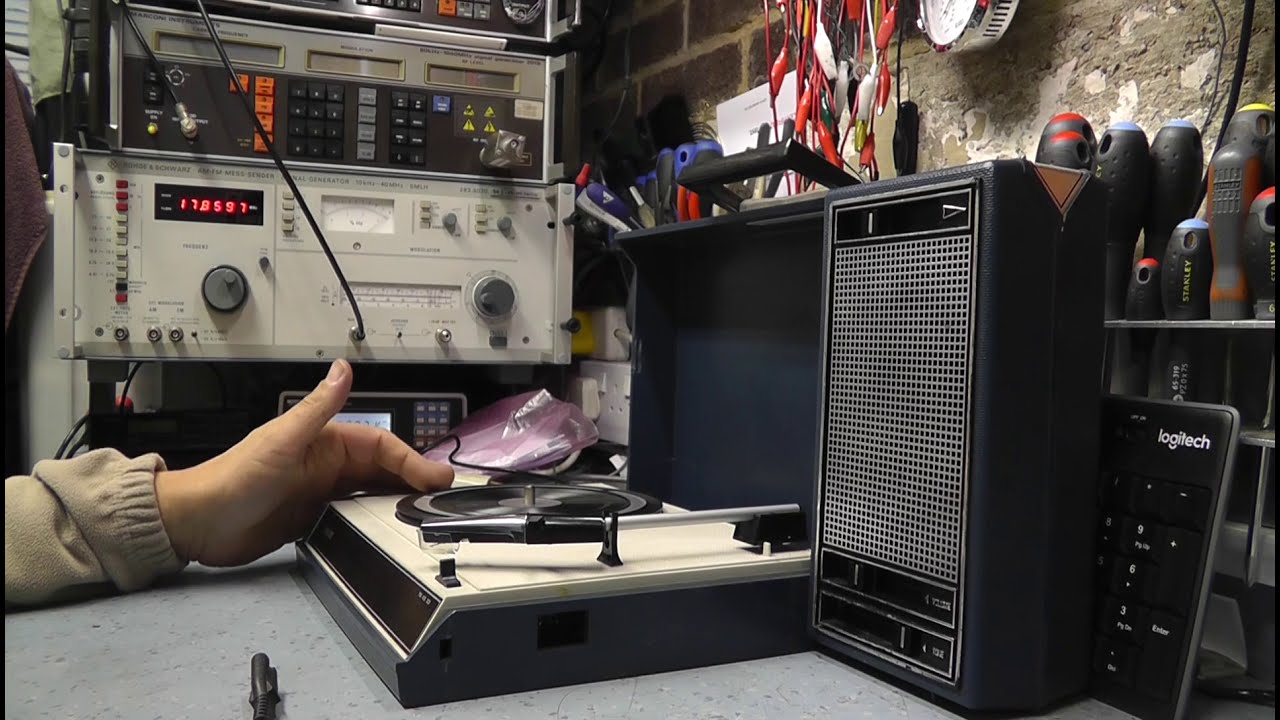 PHILIPS 22GF403 PLAYBY portable record player C 1970 - YouTube