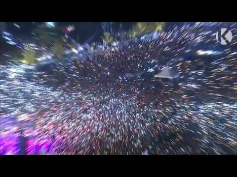 'Light wave' at Seoul's Gwanghwamun Square at protests against President Park Geun Hye