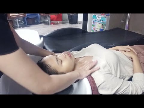 Vietnamese barbershop - Relaxing massage and shampoo service for women at Thap Nguyen Hair Salon