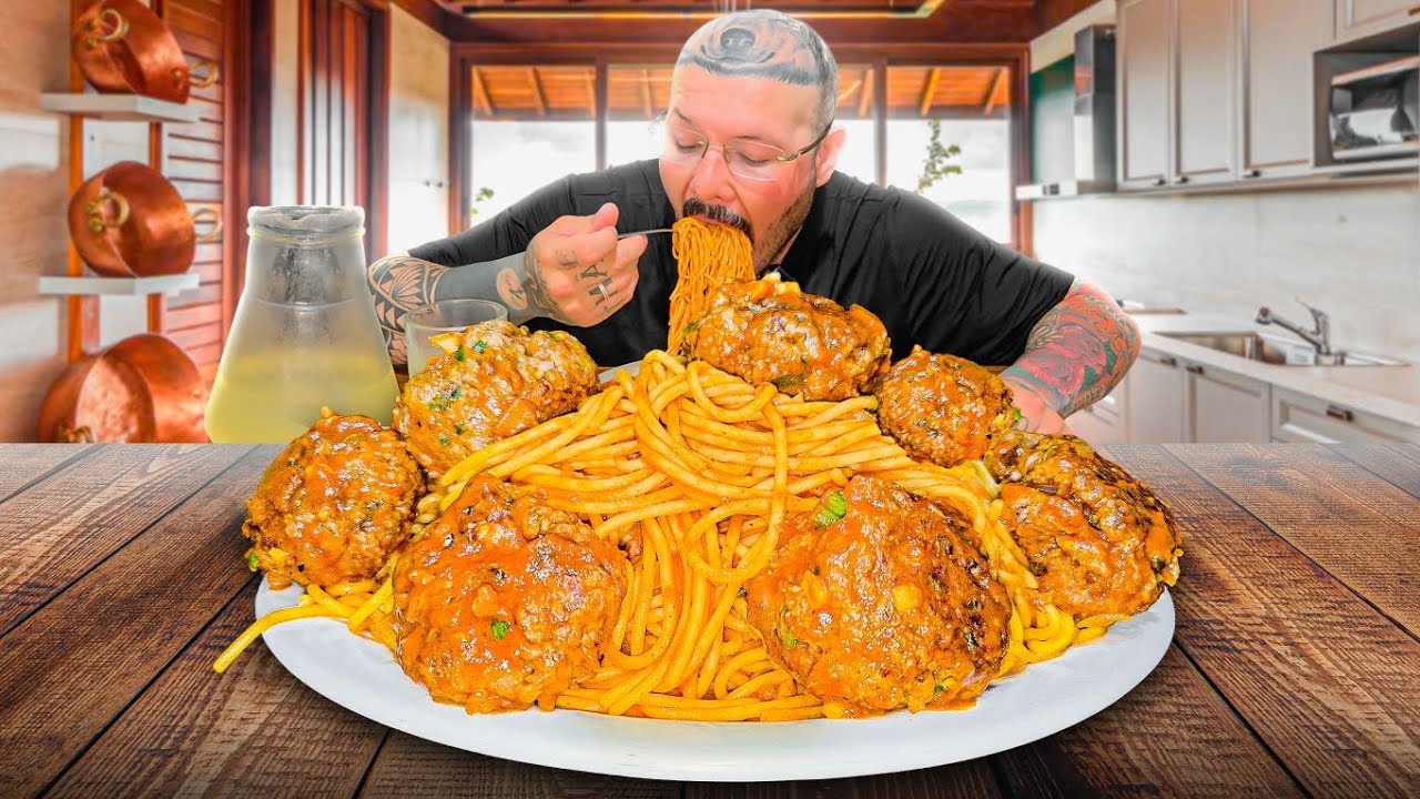 FIZ O MELHOR ESPAGUETE COM ALMÔNDEGAS PARA O ALMOÇO.