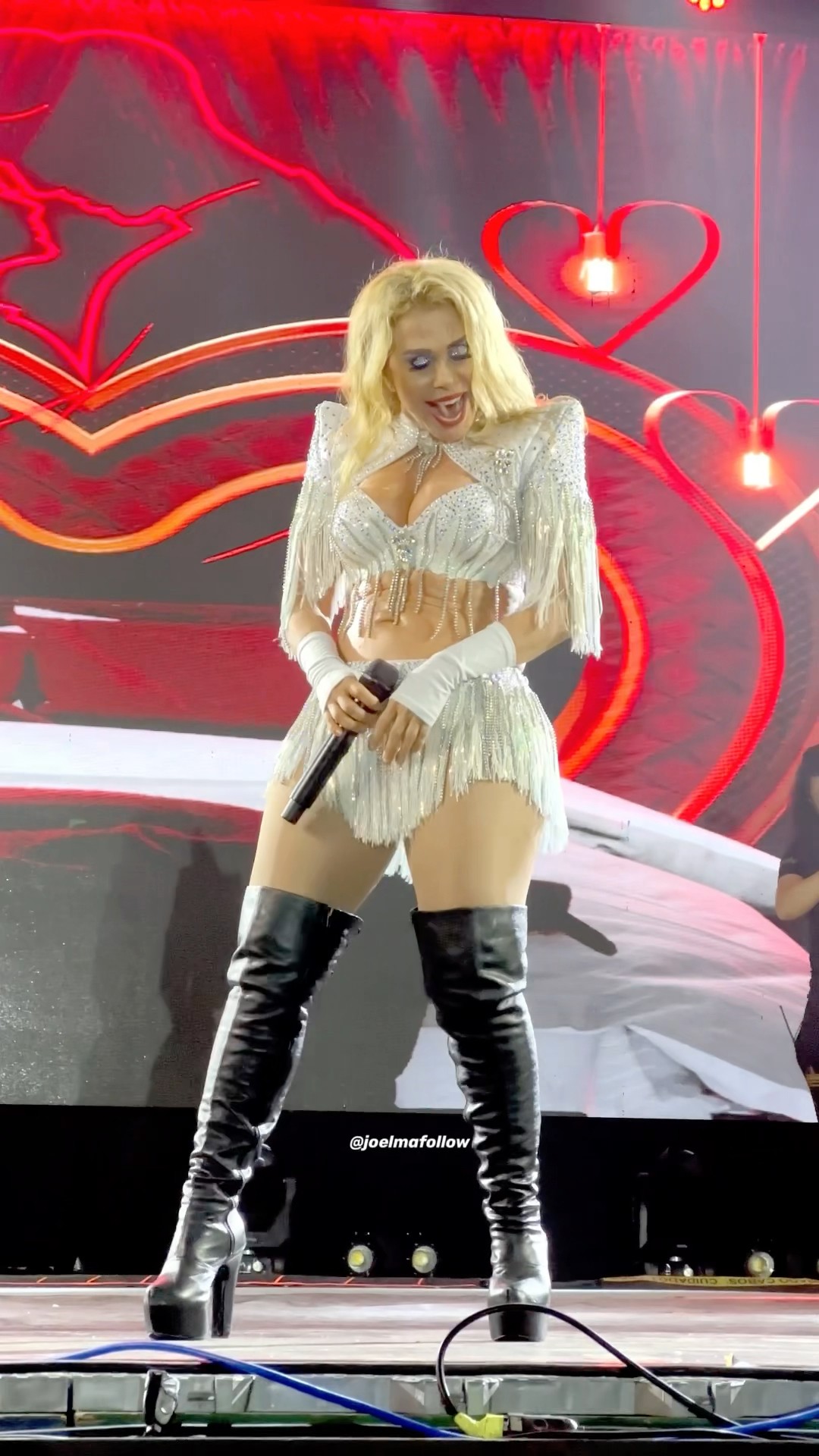Joelma surpreendeu ao cantar com o microfone na sua cintura