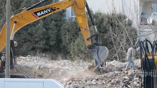 Izmir Depremi Dozerle Hasarli Bina Yikimi