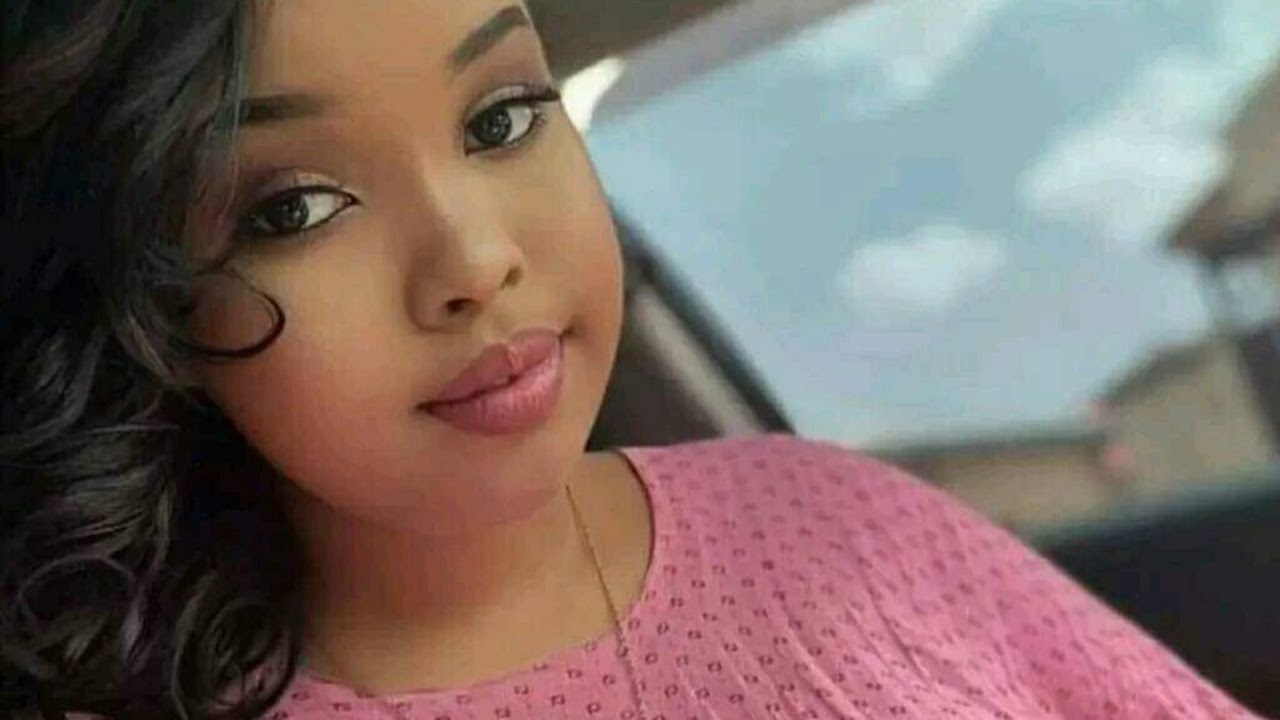 Ninkayga walaalkii ayaa qolka iigu soo galay anigoo hurda oo kastuumo kaliya xidhan kadibna...😱😭 |