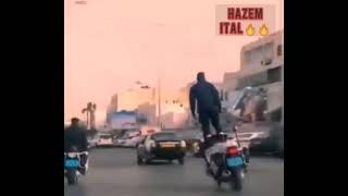 شرطي مرور يستعرض مهاراته ف قيادة الدراجة النارية ف العاصمة الليبية طرابلس
