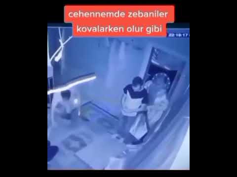 Korku evinde namaz kılan çocuk