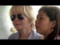 Capture de la vidéo Lulu 2011 2 February   Lulu In Cambodia For The Elton John Aids Foundation