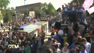 Extrait De Dans Ton Monde Sur Le Char Serial Records À La Technoparade