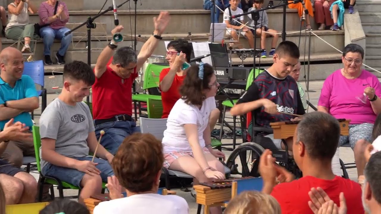 Big Placas Band. Gorabide eta Musika eta Mugimenduko taldeko ikasleak