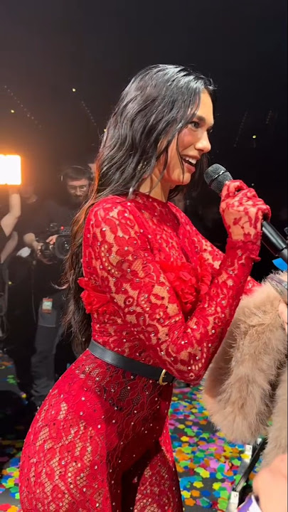 Dua having fun with a fan //Radical Optimism Tour in Hamburg #dualipa