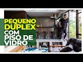 PEQUENO DUPLEX COM PISO DE VIDRO E JANELAS ENORMES COM VISTA PARA O VERDE DE UM DESIGNER DE OBJETOS