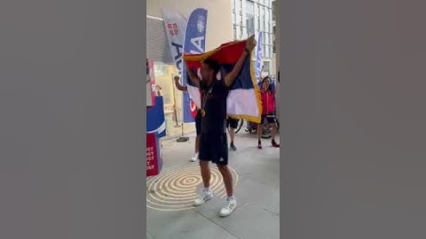 NOVAK ĐOKOVIĆ SA OLIMPIJCIMA PEVA PESMU "VESELI SE SRPSKI RODE"