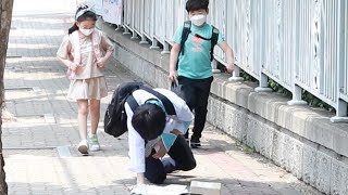 kids reaction to a student who has fallen | Social Experiment