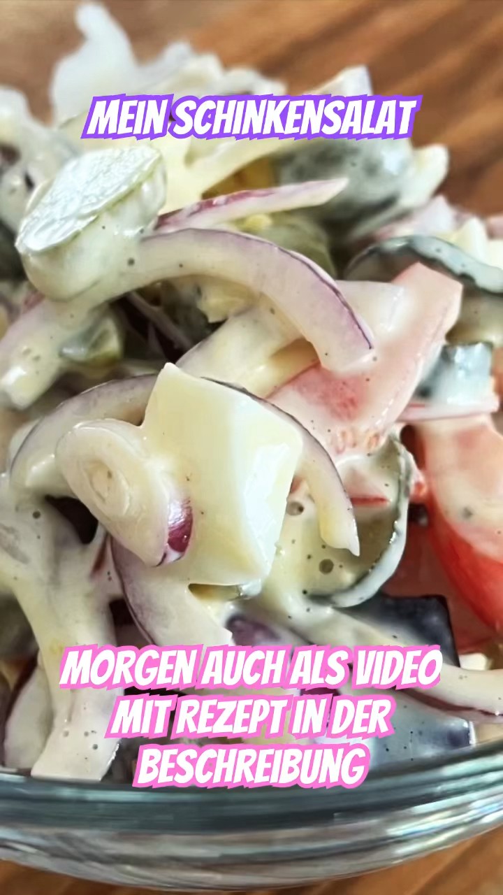Schinkensalat mit Gewürzgurke, Paprika, Zwiebeln und Ei in einer ...