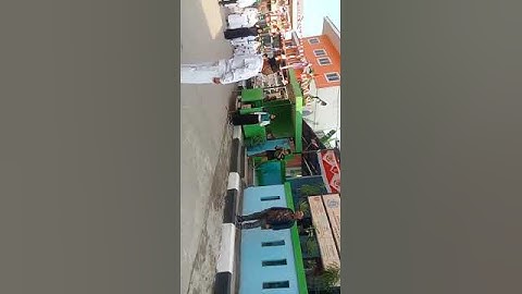 pemimpin upacara suaranya sangat lantang