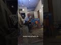 فنان فلسطيني يحطم لوحاته لطهي الطعام لأطفاله فنان فلسطيني يحطم لوحاته لطهي الطعام لأطفاله
